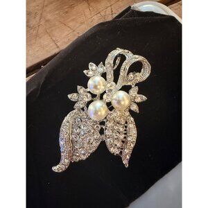 Elegant Pearl Crystal Rhinestone Vintage Style Brooch Pin